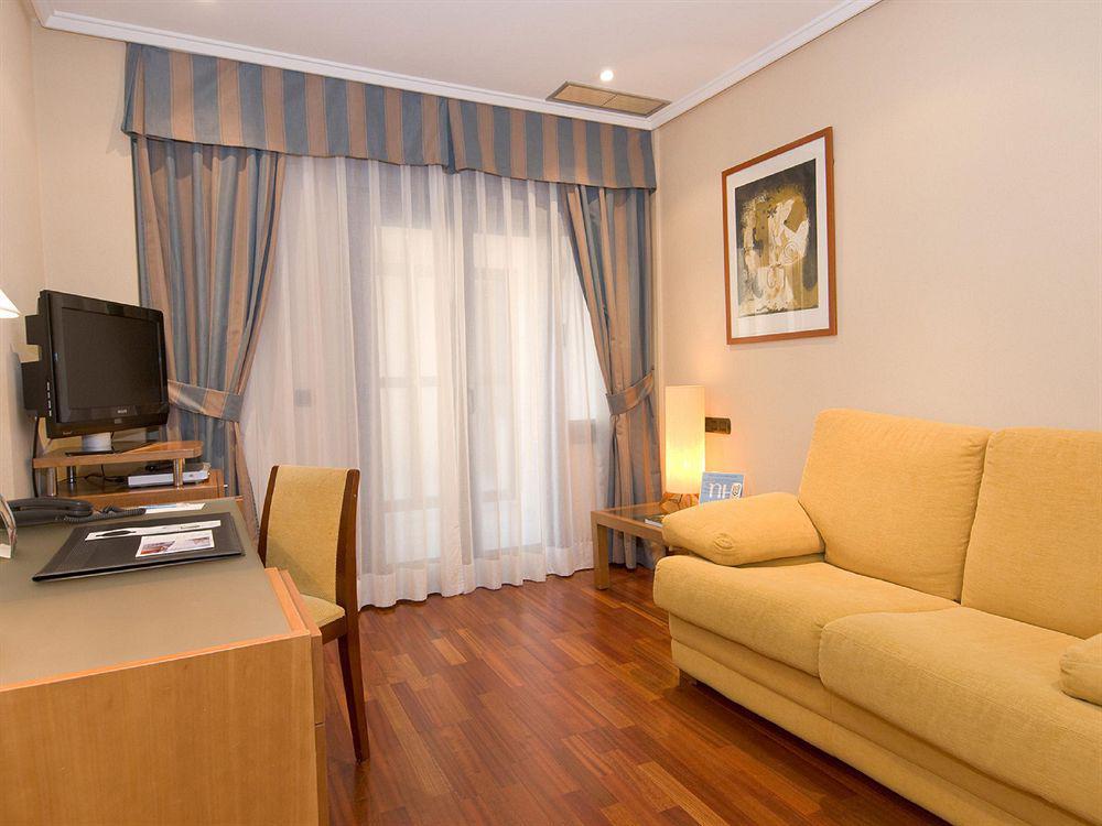 Nh Oviedo Principado Hotell Rum bild